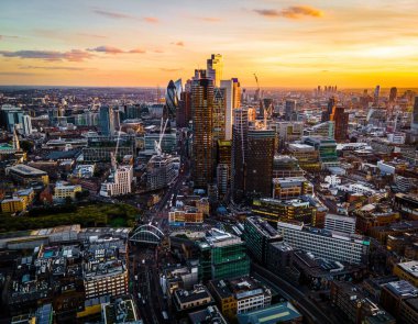 Londra şehrinin havadan görünüşü, tarihi bir finans bölgesi, hem borsaya hem de İngiltere Bankası 'na ev sahipliği yapıyor.