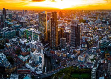 Londra şehrinin havadan görünüşü, tarihi bir finans bölgesi, hem borsaya hem de İngiltere Bankası 'na ev sahipliği yapıyor.