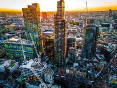Londra şehrinin havadan görünüşü, tarihi bir finans bölgesi, hem borsaya hem de İngiltere Bankası 'na ev sahipliği yapıyor.