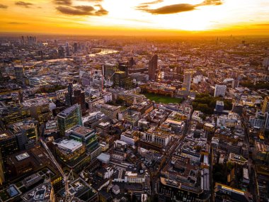 Londra şehrinin havadan görünüşü, tarihi bir finans bölgesi, hem borsaya hem de İngiltere Bankası 'na ev sahipliği yapıyor.