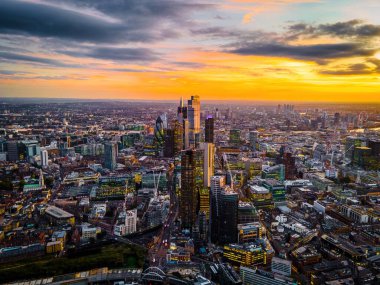 Londra şehrinin havadan görünüşü, tarihi bir finans bölgesi, hem borsaya hem de İngiltere Bankası 'na ev sahipliği yapıyor.