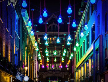 2011 'de Carnaby Noel süslemeleri olarak soğanlar, Soho, Londra, İngiltere