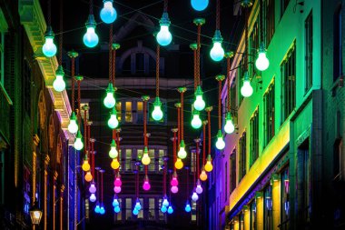 2011 'de Carnaby Noel süslemeleri olarak soğanlar, Soho, Londra, İngiltere