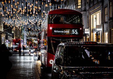 Londra 'daki Oxford caddesinin Noel zamanı dramatik manzarası, İngiltere