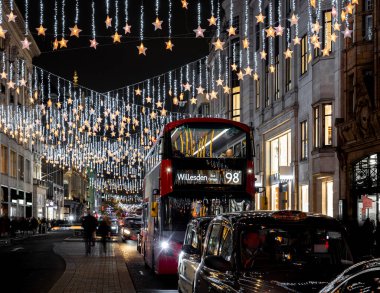 Londra 'daki Oxford caddesinin Noel zamanı dramatik manzarası, İngiltere