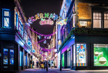 2021 'de Carnaby Noel süslemeleri, Soho, Londra, İngiltere