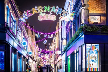 2021 'de Carnaby Noel süslemeleri, Soho, Londra, İngiltere