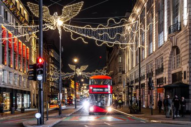 Picadilly Sirki ve Londra, İngiltere 'deki çevresinin Noel manzarası.