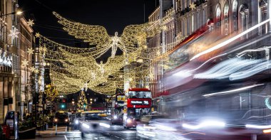 Picadilly Sirki ve Londra, İngiltere 'deki çevresinin Noel manzarası.