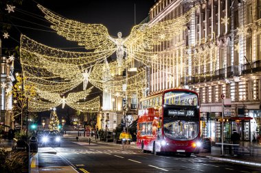Picadilly Sirki ve Londra, İngiltere 'deki çevresinin Noel manzarası.