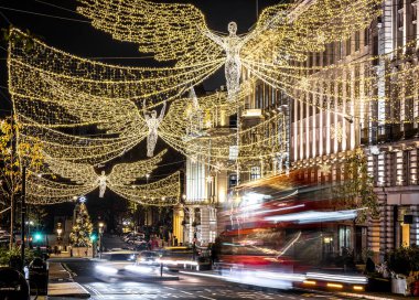 Picadilly Sirki ve Londra, İngiltere 'deki çevresinin Noel manzarası.