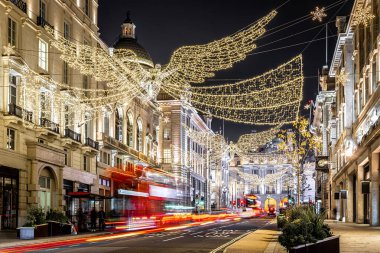 Picadilly Sirki ve Londra, İngiltere 'deki çevresinin Noel manzarası.