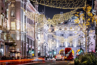 Picadilly Sirki ve Londra, İngiltere 'deki çevresinin Noel manzarası.