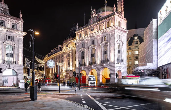 英国伦敦 圣诞节期间皮卡迪利马戏团的夜景 — 图库照片