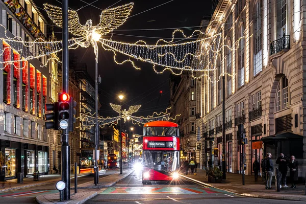 Picadilly Sirki ve Londra, İngiltere 'deki çevresinin Noel manzarası.
