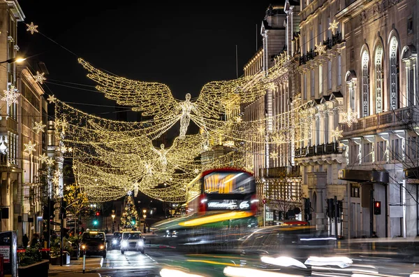 Picadilly Sirki ve Londra, İngiltere 'deki çevresinin Noel manzarası.