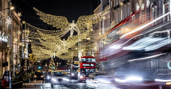 Picadilly Sirki ve Londra, İngiltere 'deki çevresinin Noel manzarası.