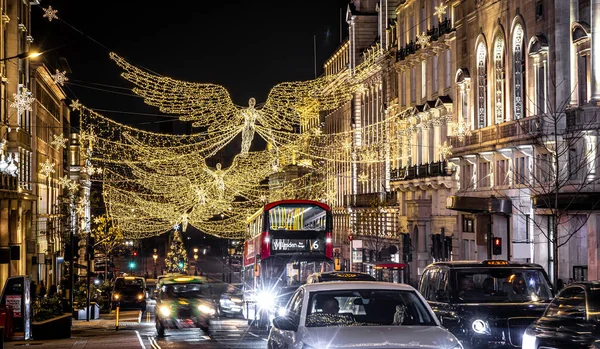 Picadilly Sirki ve Londra, İngiltere 'deki çevresinin Noel manzarası.