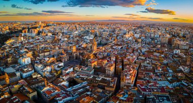 İspanya 'nın güneydoğu kıyısındaki bir liman şehri olan Valencia' nın eski merkezinin havadan görünüşü, Avrupa