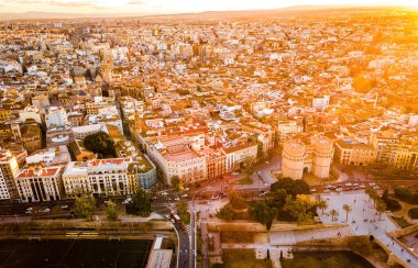 İspanya 'nın güneydoğu kıyısındaki bir liman şehri olan Valencia' nın eski merkezinin havadan görünüşü, Avrupa