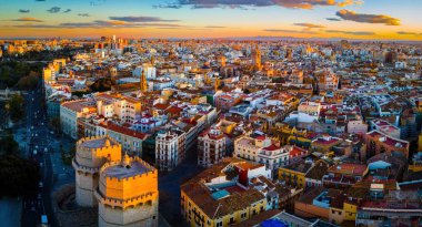 İspanya 'nın güneydoğu kıyısındaki bir liman şehri olan Valencia' nın eski merkezinin havadan görünüşü, Avrupa