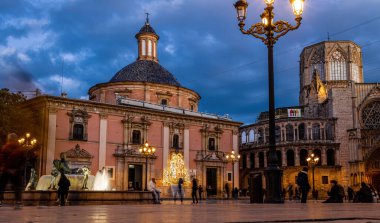 İspanya 'nın güneydoğu kıyısındaki bir liman şehri olan Valencia' nın eski merkezinin havadan görünüşü, Avrupa