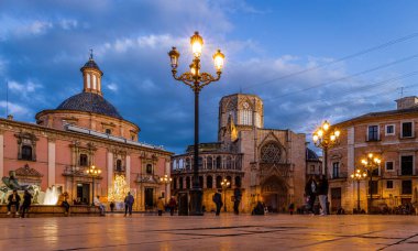 İspanya 'nın güneydoğu kıyısındaki bir liman şehri olan Valencia' nın eski merkezinin havadan görünüşü, Avrupa