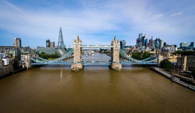 Tower Bridge 'in havadan görünüşü, Londra, İngiltere' de ünlü bir asma köprü.