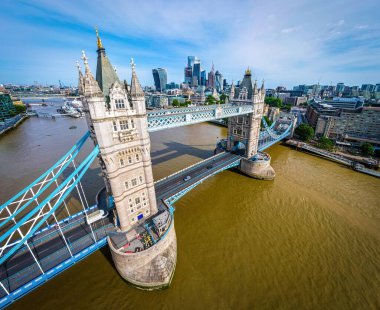 Tower Bridge 'in havadan görünüşü, Londra, İngiltere' de ünlü bir asma köprü.