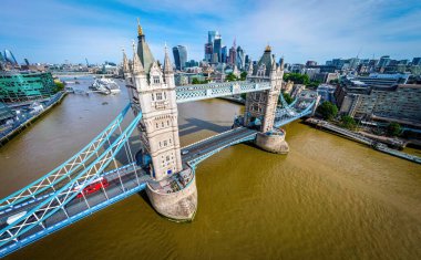 Tower Bridge 'in havadan görünüşü, Londra, İngiltere' de ünlü bir asma köprü.