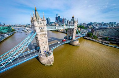 Tower Bridge 'in havadan görünüşü, Londra, İngiltere' de ünlü bir asma köprü.