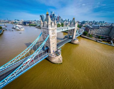 Tower Bridge 'in havadan görünüşü, Londra, İngiltere' de ünlü bir asma köprü.
