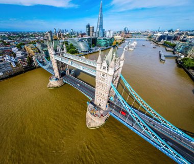 Tower Bridge 'in havadan görünüşü, Londra, İngiltere' de ünlü bir asma köprü.