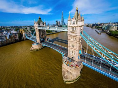 Tower Bridge 'in havadan görünüşü, Londra, İngiltere' de ünlü bir asma köprü.