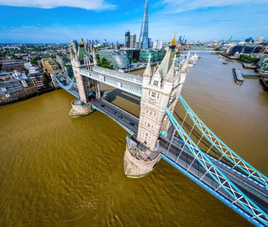 Tower Bridge 'in havadan görünüşü, Londra, İngiltere' de ünlü bir asma köprü.