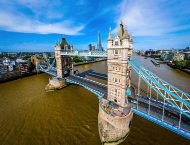 Tower Bridge 'in havadan görünüşü, Londra, İngiltere' de ünlü bir asma köprü.