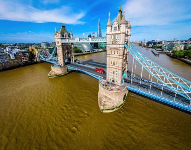 Tower Bridge 'in havadan görünüşü, Londra, İngiltere' de ünlü bir asma köprü.
