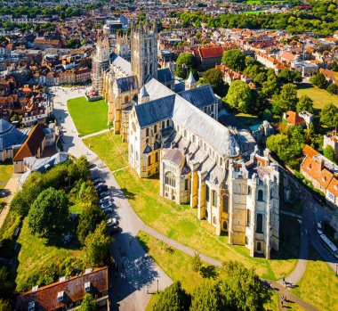İngiltere 'nin güneydoğusundaki Canterbuty Katedrali' nin havadan görünüşü Orta Çağ, İngiltere 'de bir hac alanıydı.