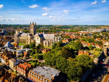 İngiltere 'nin güneydoğusundaki Canterbuty Katedrali' nin havadan görünüşü Orta Çağ, İngiltere 'de bir hac alanıydı.