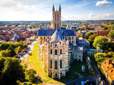 İngiltere 'nin güneydoğusundaki Canterbuty Katedrali' nin havadan görünüşü Orta Çağ, İngiltere 'de bir hac alanıydı.