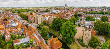 İngiltere 'nin güneydoğusundaki Canterbuty Katedrali' nin havadan görünüşü Orta Çağ, İngiltere 'de bir hac alanıydı.