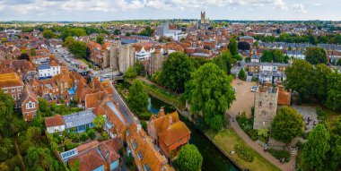 İngiltere 'nin güneydoğusundaki Canterbuty Katedrali' nin havadan görünüşü Orta Çağ, İngiltere 'de bir hac alanıydı.