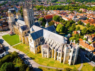 İngiltere 'nin güneydoğusundaki Canterbuty Katedrali' nin havadan görünüşü Orta Çağ, İngiltere 'de bir hac alanıydı.