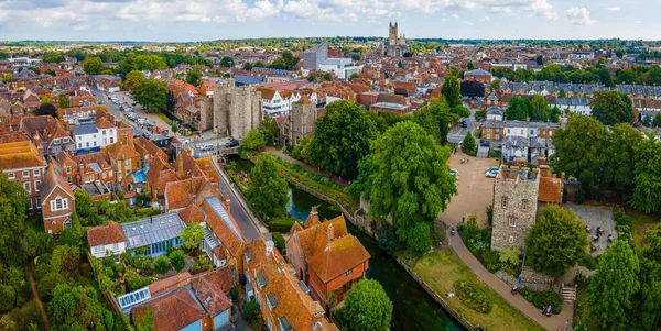 İngiltere 'nin güneydoğusundaki Canterbuty Katedrali' nin havadan görünüşü Orta Çağ, İngiltere 'de bir hac alanıydı.