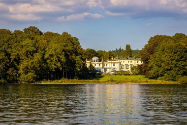 Wendermere Gölü yakınlarındaki Bowness-on-Windermere Gölü, Cumbria 'da bir bölge ve ulusal park, İngiltere' nin kuzeybatısında