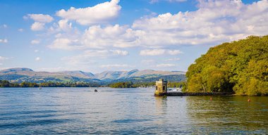 Wendermere Gölü yakınlarındaki Bowness-on-Windermere Gölü, Cumbria 'da bir bölge ve ulusal park, İngiltere' nin kuzeybatısında