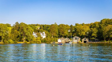 Wendermere Gölü yakınlarındaki Bowness-on-Windermere Gölü, Cumbria 'da bir bölge ve ulusal park, İngiltere' nin kuzeybatısında