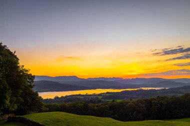 Kuzeybatı İngiltere 'de Cumbria' da Windermere 'de bir bölge ve milli park üzerinde gün batımı manzarası