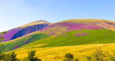 İngiltere 'nin kuzeybatısında Cumbria' da Keswick Gölü çevresindeki tepelerin, bir bölgenin ve milli parkın havadan görüntüsü.