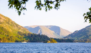 İngiltere 'nin kuzeybatısında Cumbria' da bir bölge ve ulusal park olan Ullswater Gölü üzerinde gün batımı